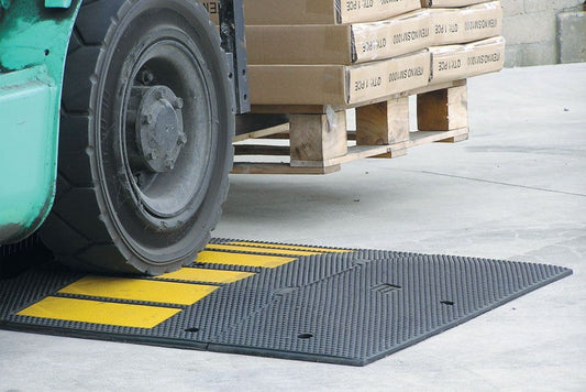 BARRIER HEAVY DUTY TRAFFIC CALMING HUMP WITH FIXINGS