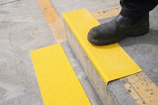 BARRIER FRP INDUSTRIAL ANTI-SLIP STAIR NOSING